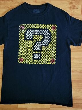 Super Mario Retro Style T-Shirt, Mistery Power-up Box Icon, Size Medium
